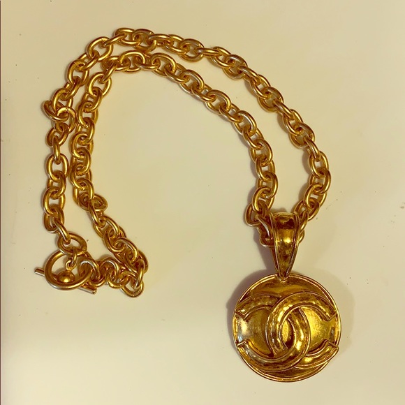 Vintage Chanel pendant with chain - Picture 1 of 3